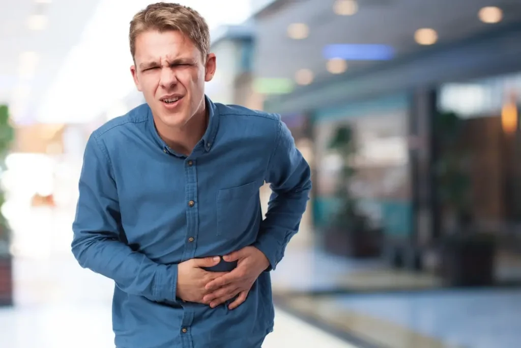 Ból żołądka po alkoholu – dlaczego się pojawia i jak sobie z nim radzić?